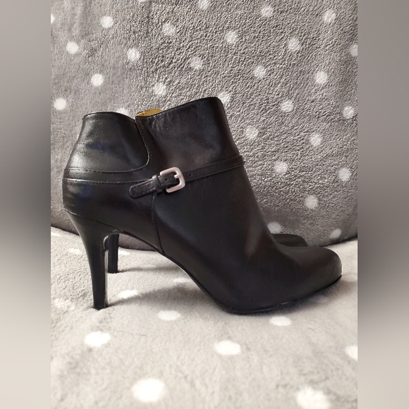 Nine West - Size 8.5, leather, heeled, zip up ankle boots. - Picture 2 of 16